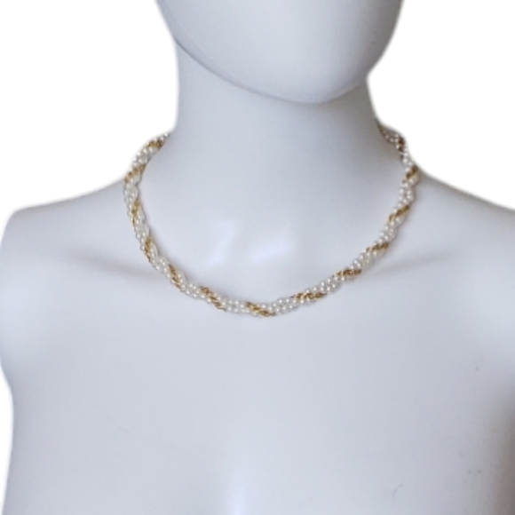 White Faux Twisted Seed Pearl Necklace & Gold Tone Chain Accent Threaded . - Picture 1 of 9
